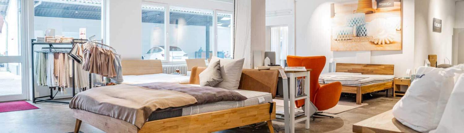 Austellung mit Bettgestellen aus Massivholz für Ihr Schlafzimmer